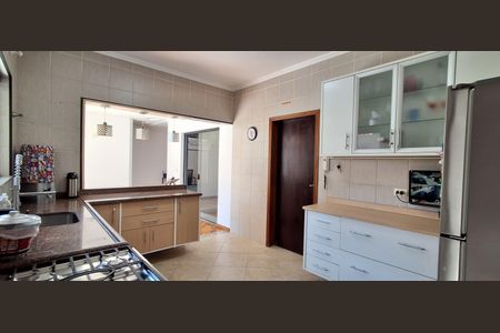 Casa à venda com 335m², 5 quartos e 6 vagasCozinha 