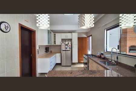 Casa à venda com 335m², 5 quartos e 6 vagasCozinha 