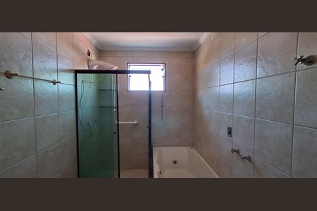 Casa à venda com 335m², 5 quartos e 6 vagasBanheiro 4