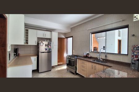 Casa à venda com 335m², 5 quartos e 6 vagasCozinha 