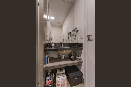 Banheiro de kitnet/studio à venda com 1 quarto, 26m² em Rio Branco, Porto Alegre