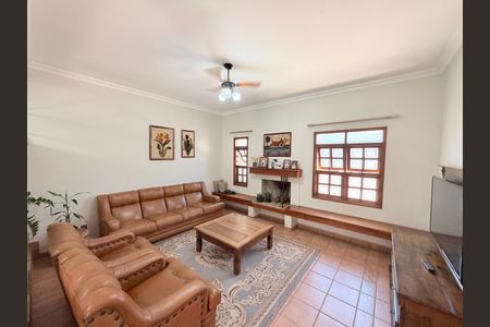 Casa à venda com 250m², 3 quartos e 2 vagasSala