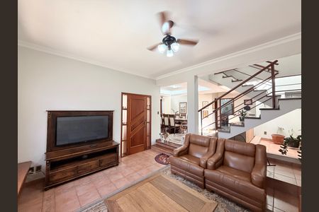 Casa à venda com 250m², 3 quartos e 2 vagasSala