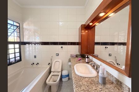 Casa à venda com 250m², 3 quartos e 2 vagasBanheiro da Suíte