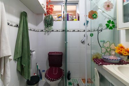 Banheiro de apartamento à venda com 2 quartos, 58m² em Menino Deus, Porto Alegre