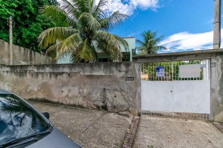 Casa à venda com 729m², 4 quartos e 3 vagas Casa à venda com 729m², 4 quartos e 3 vagasFachada