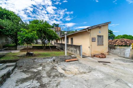 Casa à venda com 729m², 4 quartos e 3 vagas Casa à venda com 729m², 4 quartos e 3 vagasQuintal