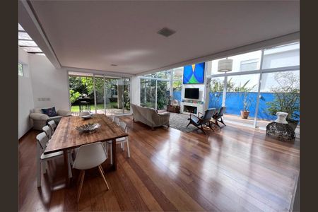 Casa à venda com 3 quartos, 360m² em Chácara Santo Antônio (Zona Sul), São Paulo