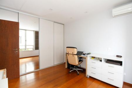 Apartamento à venda com 304m², 4 quartos e 3 vagasQuarto 2