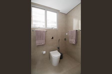 Apartamento à venda com 304m², 4 quartos e 3 vagasBanheiro da Suíte 1