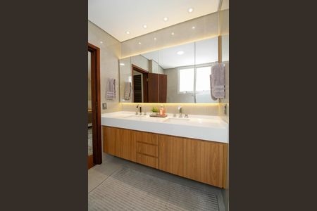 Apartamento à venda com 304m², 4 quartos e 3 vagasBanheiro da Suíte 1