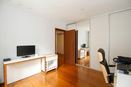 Apartamento à venda com 304m², 4 quartos e 3 vagasQuarto 2