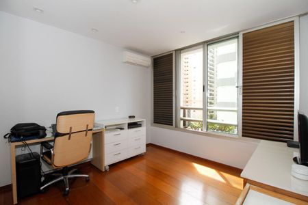 Apartamento à venda com 304m², 4 quartos e 3 vagasQuarto 2
