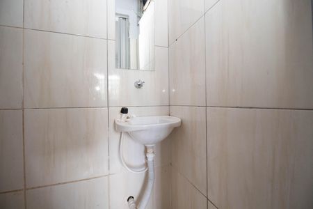 Banheiro de kitnet/studio para alugar com 1 quarto, 23m² em Vicente Pires, Brasília