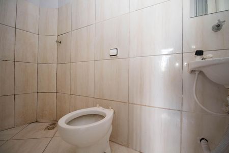 Banheiro de kitnet/studio para alugar com 1 quarto, 23m² em Vicente Pires, Brasília