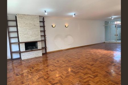 Casa à venda com 4 quartos, 300m² em Parque Colonial, São Paulo