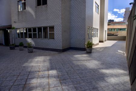 Apartamento para alugar com 200m², 4 quartos e 2 vagas Apartamento para alugar com 200m², 4 quartos e 2 vagasÁrea Comum - Salão de Festas Área Externa