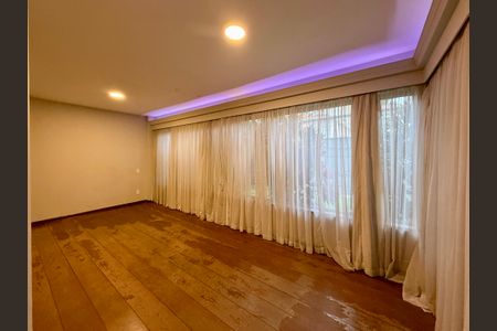 Casa à venda com 250m², 4 quartos e 5 vagasSala