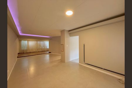 Sala de casa à venda com 4 quartos, 250m² em Granja Julieta, São Paulo