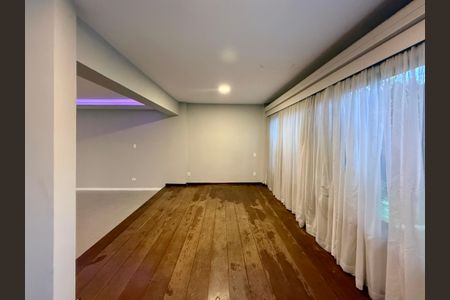 Casa à venda com 250m², 4 quartos e 5 vagasSala