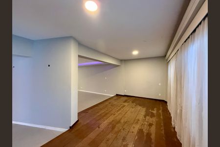 Casa à venda com 250m², 4 quartos e 5 vagasSala