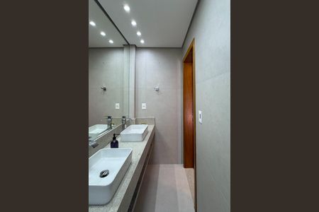 Casa à venda com 290m², 4 quartos e 7 vagas Casa à venda com 290m², 4 quartos e 7 vagasBanheiro - Suíte 2