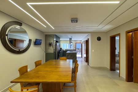 Casa à venda com 290m², 4 quartos e 7 vagas Casa à venda com 290m², 4 quartos e 7 vagasSala de Jantar