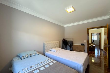 Casa à venda com 290m², 4 quartos e 7 vagas Casa à venda com 290m², 4 quartos e 7 vagasQuarto 2