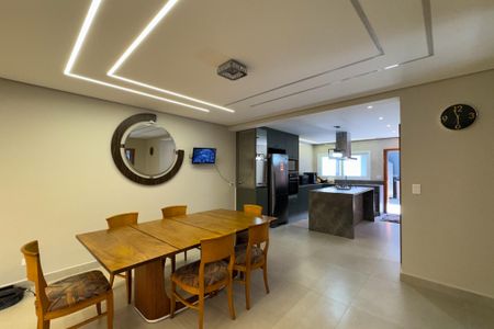 Casa à venda com 290m², 4 quartos e 7 vagas Casa à venda com 290m², 4 quartos e 7 vagasSala de Jantar