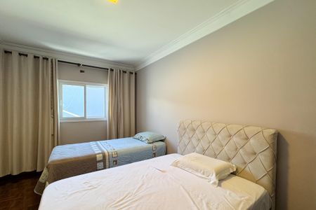 Casa à venda com 290m², 4 quartos e 7 vagas Casa à venda com 290m², 4 quartos e 7 vagasQuarto 2