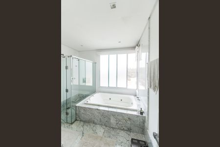 Casa de condomínio à venda com 341m², 2 quartos e 4 vagas Casa de condomínio à venda com 341m², 2 quartos e 4 vagasBanheiro da Suíte