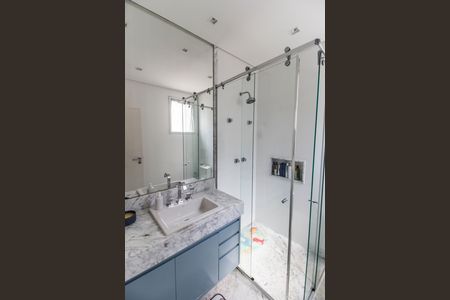 Casa de condomínio à venda com 341m², 2 quartos e 4 vagas Casa de condomínio à venda com 341m², 2 quartos e 4 vagasBanheiro da Suíte