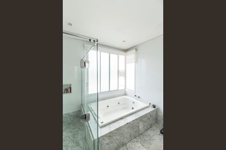 Casa de condomínio à venda com 341m², 2 quartos e 4 vagas Casa de condomínio à venda com 341m², 2 quartos e 4 vagasBanheiro da Suíte