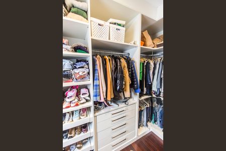Casa de condomínio à venda com 341m², 2 quartos e 4 vagas Casa de condomínio à venda com 341m², 2 quartos e 4 vagasCloset da suíte