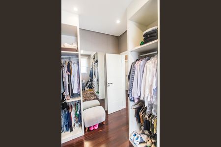 Casa de condomínio à venda com 341m², 2 quartos e 4 vagas Casa de condomínio à venda com 341m², 2 quartos e 4 vagasCloset da suíte