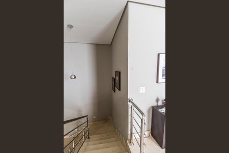 Casa de condomínio à venda com 341m², 2 quartos e 4 vagas Casa de condomínio à venda com 341m², 2 quartos e 4 vagasEscada