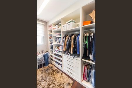 Casa de condomínio à venda com 341m², 2 quartos e 4 vagas Casa de condomínio à venda com 341m², 2 quartos e 4 vagasCloset da suíte