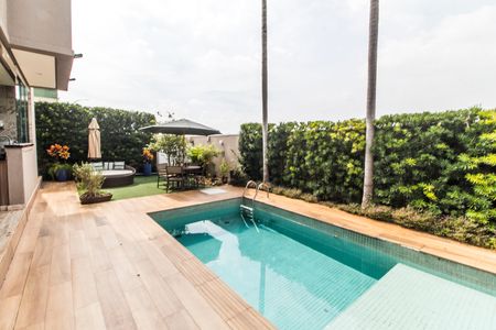 Casa de condomínio à venda com 341m², 2 quartos e 4 vagas Casa de condomínio à venda com 341m², 2 quartos e 4 vagasPiscina