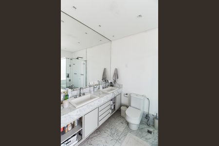 Casa de condomínio à venda com 341m², 2 quartos e 4 vagas Casa de condomínio à venda com 341m², 2 quartos e 4 vagasBanheiro da Suíte