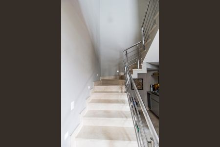 Casa de condomínio à venda com 341m², 2 quartos e 4 vagas Casa de condomínio à venda com 341m², 2 quartos e 4 vagasEscada