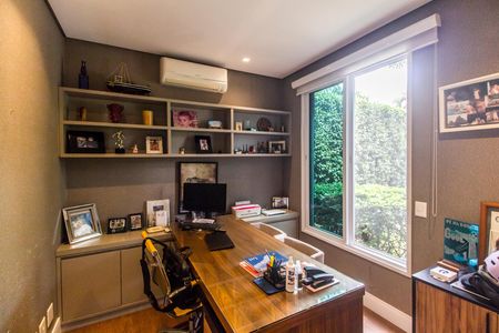 Casa de condomínio à venda com 341m², 2 quartos e 4 vagas Casa de condomínio à venda com 341m², 2 quartos e 4 vagasEscritório
