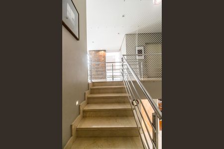 Casa de condomínio à venda com 341m², 2 quartos e 4 vagas Casa de condomínio à venda com 341m², 2 quartos e 4 vagasEscada