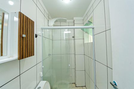 Banheiro social de kitnet/studio para alugar com 1 quarto, 26m² em Vila Divina Pastora, São Paulo