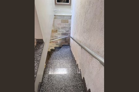 Casa à venda com 270m², 3 quartos e 2 vagasEscada