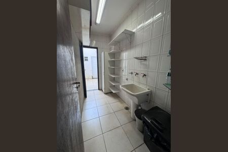Casa à venda com 270m², 3 quartos e 2 vagasÁrea de serviço