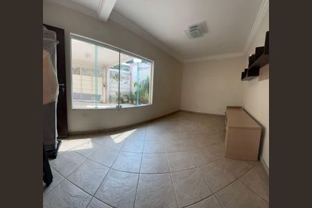 Casa à venda com 270m², 3 quartos e 2 vagasSala