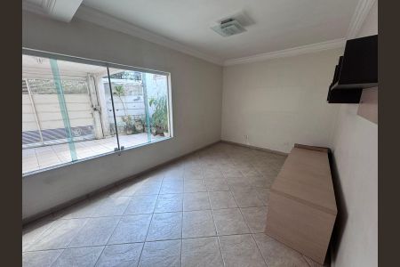 Casa à venda com 270m², 3 quartos e 2 vagasSala
