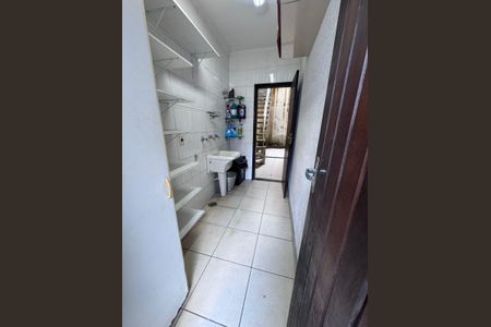 Casa à venda com 270m², 3 quartos e 2 vagasÁrea de serviço