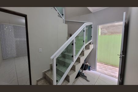 Casa para alugar com 94m², 2 quartos e 2 vagas Casa para alugar com 94m², 2 quartos e 2 vagasHall