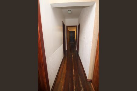 Casa à venda com 208m², 4 quartos e 2 vagas Casa à venda com 208m², 4 quartos e 2 vagasCorredor